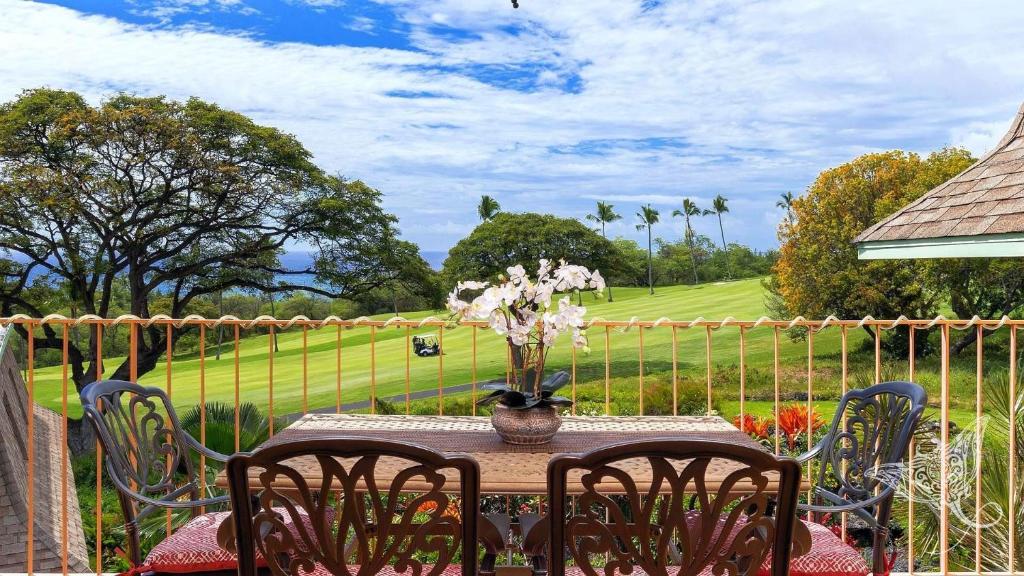 科纳Hale Hāhālua - Hale Hahalua - Serenity and Ocean Views in Kona now with AC的上面有花瓶的桌子