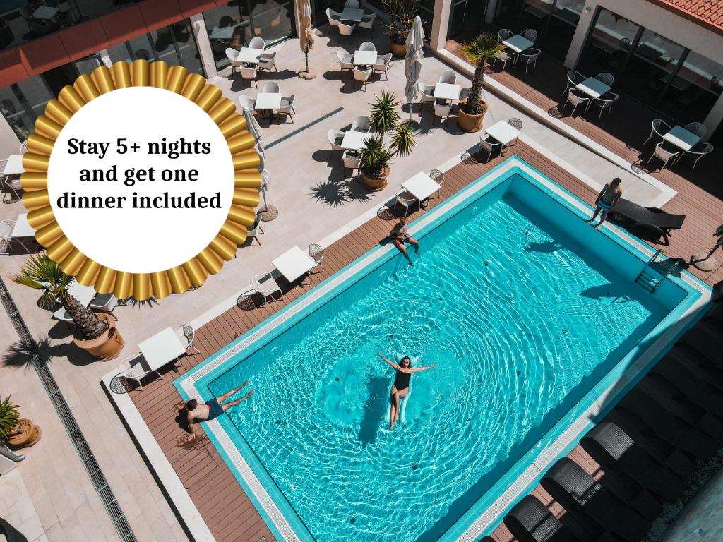 迪斯诺波若维尼克酒店的水中的人在游泳池里