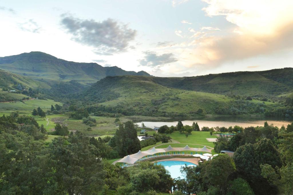 温特顿Drakensberg Sun Resort的享有高尔夫球场的空中景色,享有湖泊和山脉美景