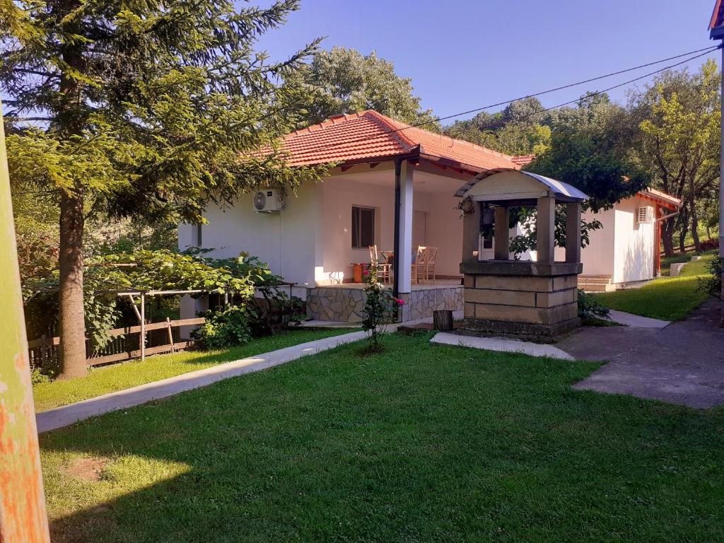 Gornja ToplicaApartman Predah Banja Vrujci的一座带草地庭院的白色小房子