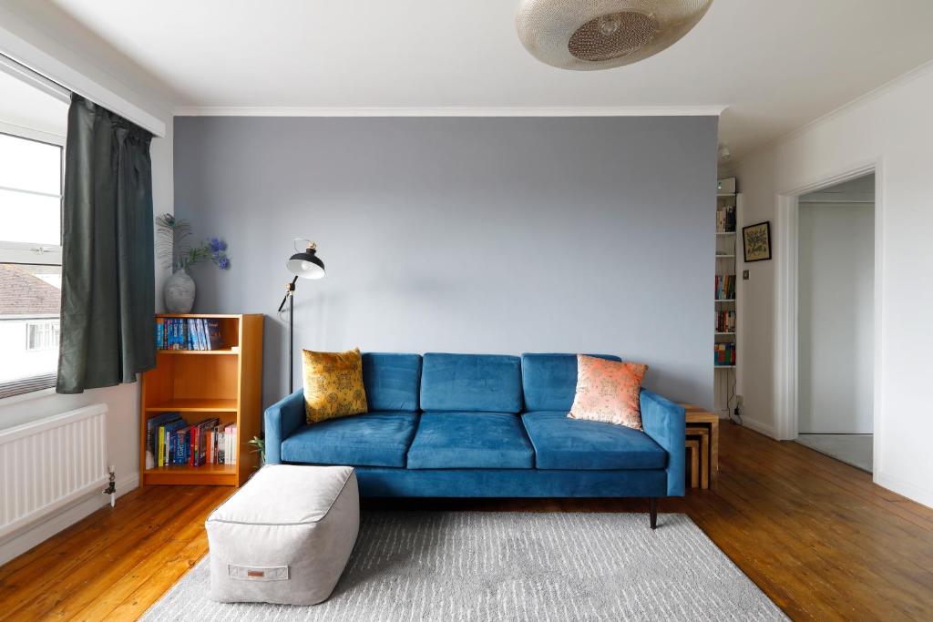 罗廷丁Charming 1 bedroom apartment in Rottingdean的客厅里一张蓝色的沙发