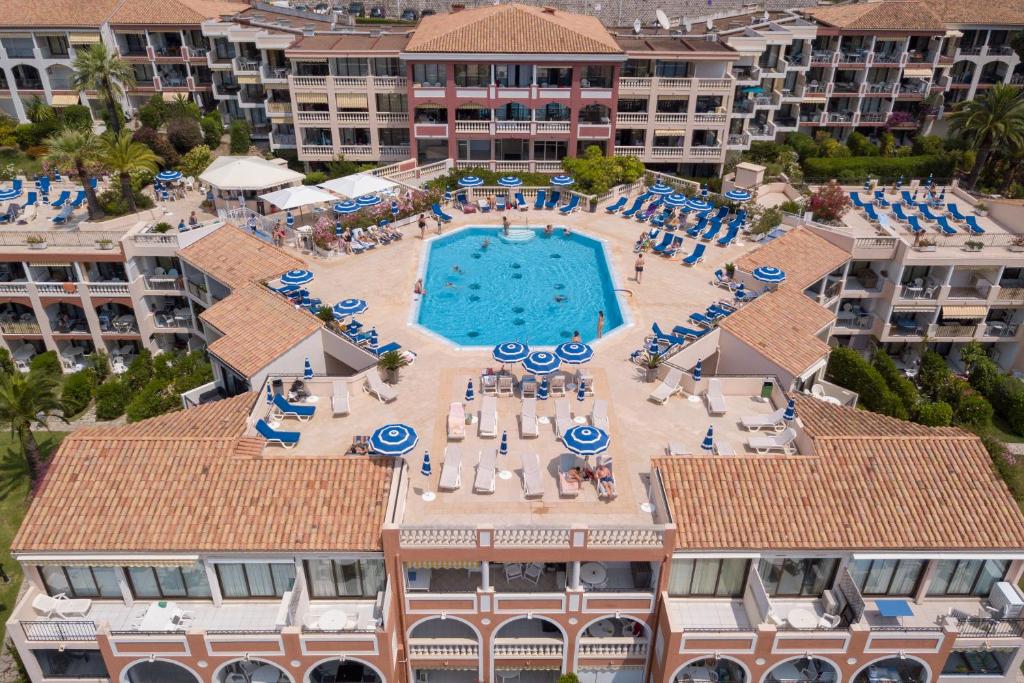 滨海自由城昂热守卫者皮埃尔假日公寓酒店的享有度假村游泳池的空中景致