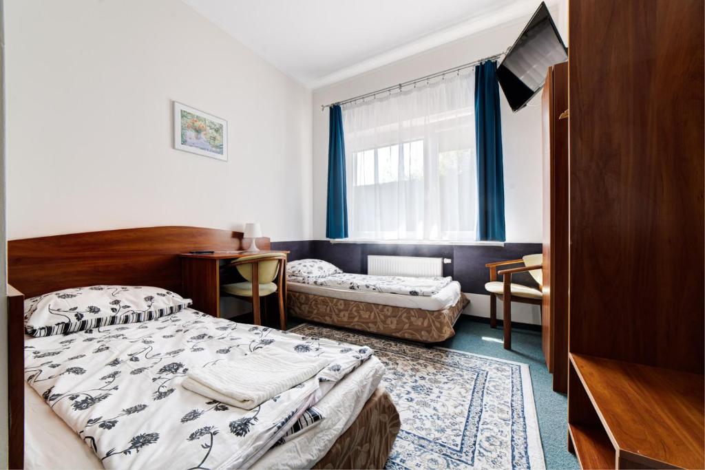 马佐夫舍地区格罗济斯克Pokoje Hotelowe Norbit的一间卧室设有两张床和窗户。