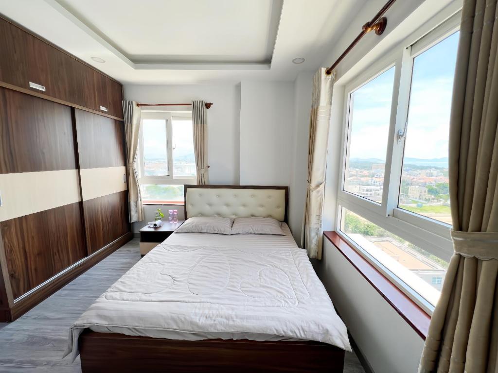 头顿Ngọc Duyên Homestay- Central Vung Tau, near Lotte Mart的一间卧室设有一张床和一个大窗户