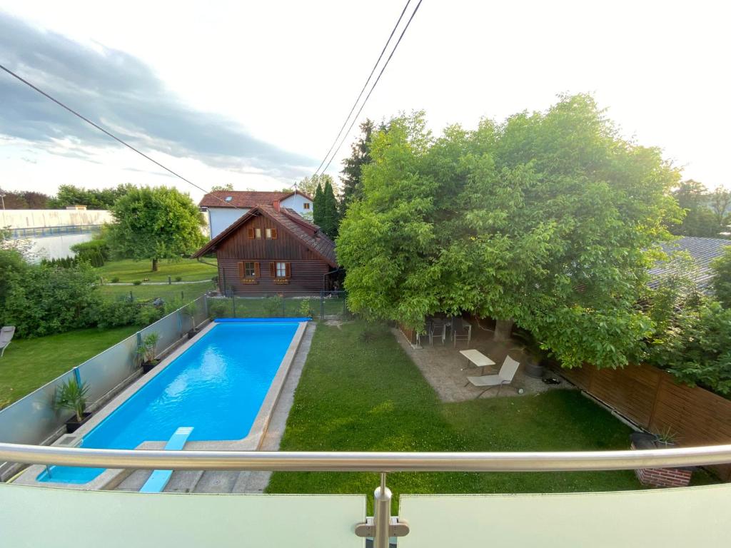 奥滕斯海姆Ferienwohnung Nussbaumblick的享有带游泳池的房屋的空中景致