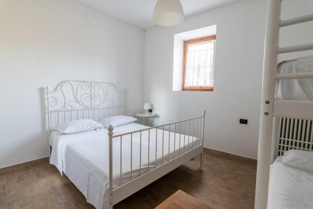科姆梅扎杜拉Ride Home - Val di Sole的一间卧室配有一张床和一张双层床。