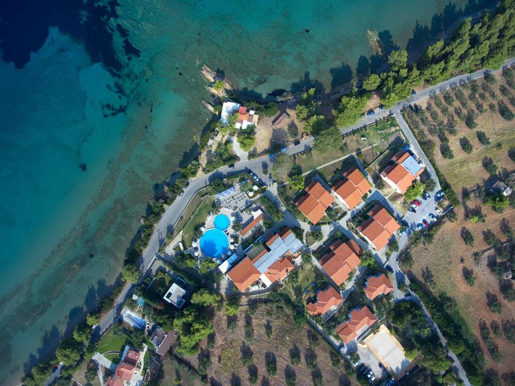 埃利亚Acrotel Elea Beach的水边房子的空中景观