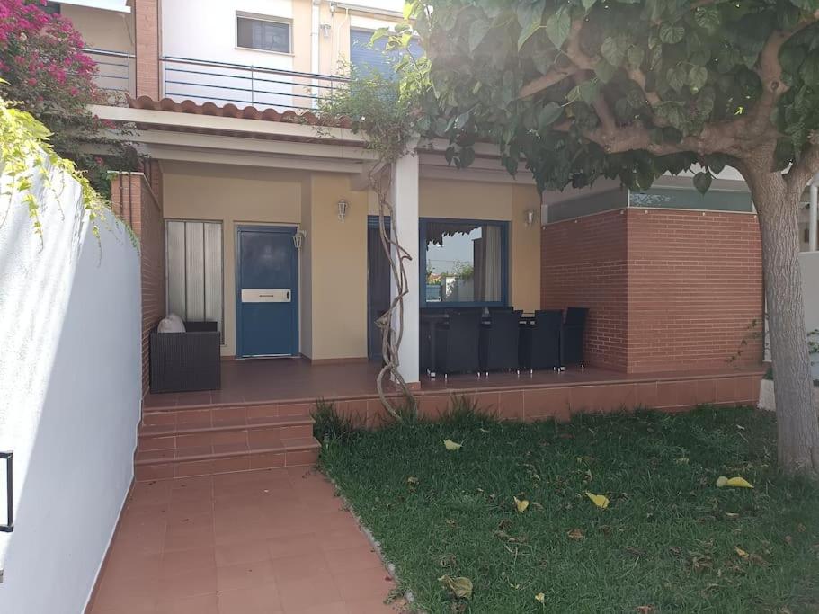 贝尼卡西姆Bonito adosado en zona muy tranquila的一座带蓝色门的房子的前门