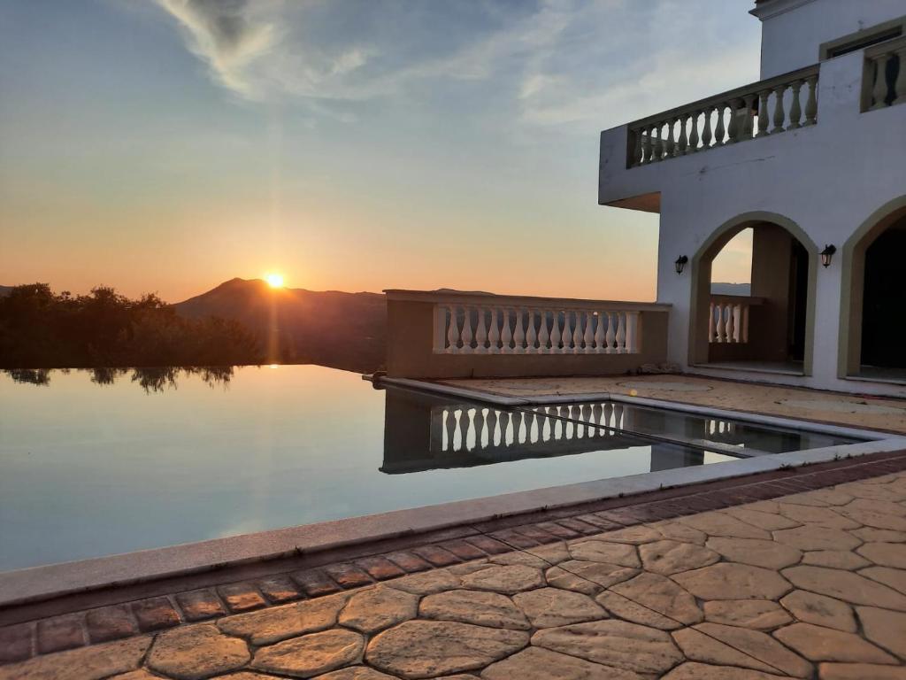 EpiskopianáOlive Villa的日落前带游泳池的房子