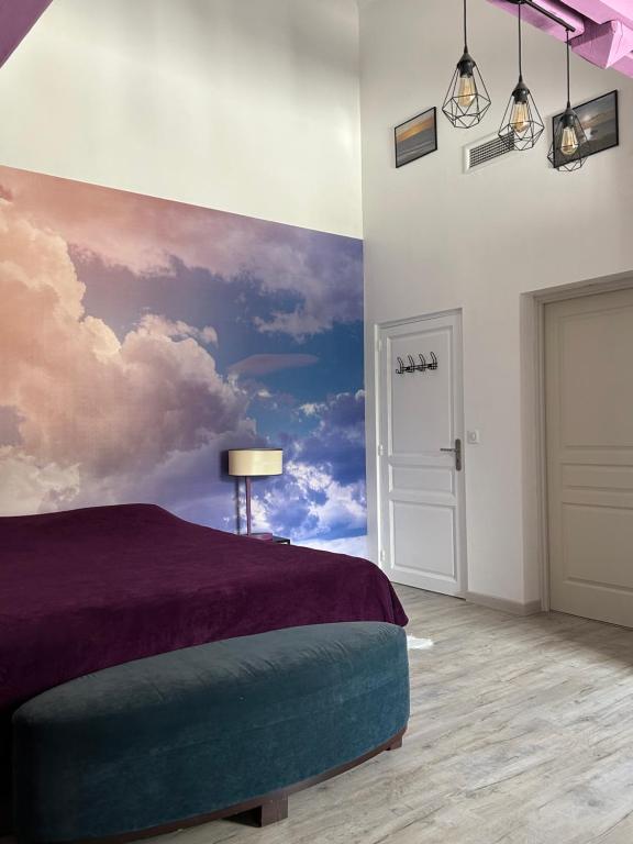 达克斯Le Montmieri的一间卧室配有一张壁画床