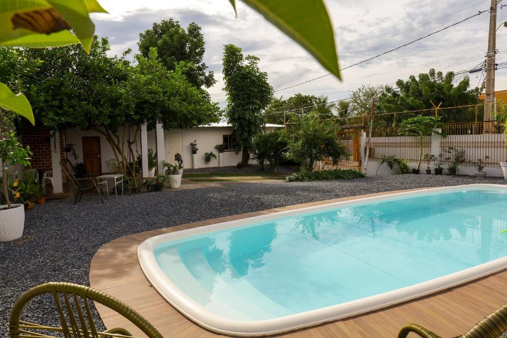 库亚巴Pousada dos Ventos Refugio Urbano的一座大型游泳池,位于房子旁边