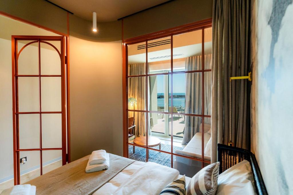 康斯坦察Rezident Tomis Marina的客房设有一张床,享有阳台的景致。