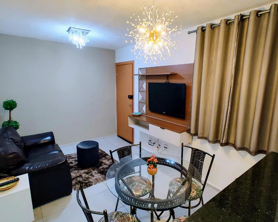 大坎普Apto Executivo Ravena II的客厅配有桌椅和电视。