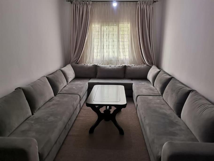 胡塞马Un appartement à proximité de la corniche Hoceima pour les familles的客厅配有一张大沙发及桌子