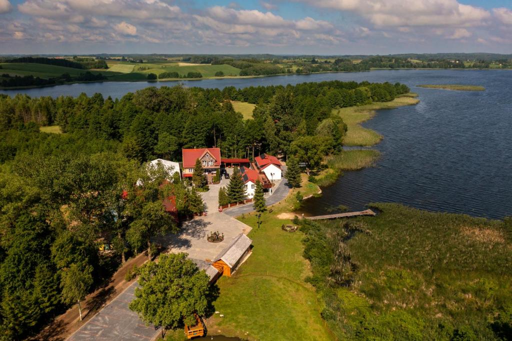WiżajnyAgroturystyka Kalinka的湖岸房屋的空中景观