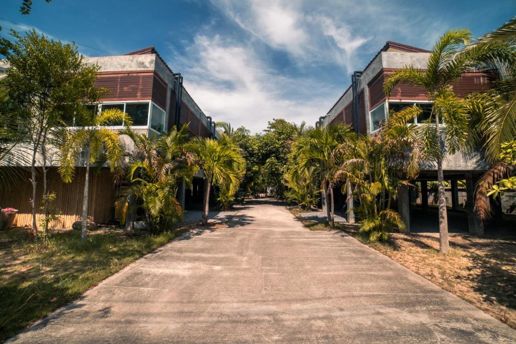 通萨拉绿芒果公寓的一座空荡荡荡的街道,在一座建筑前有棕榈树