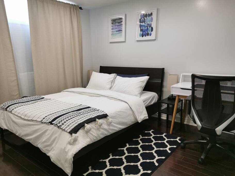汉密尔顿*Cozy, newly renovated, fully equipped*的一间卧室配有一张床、一张桌子和一把椅子