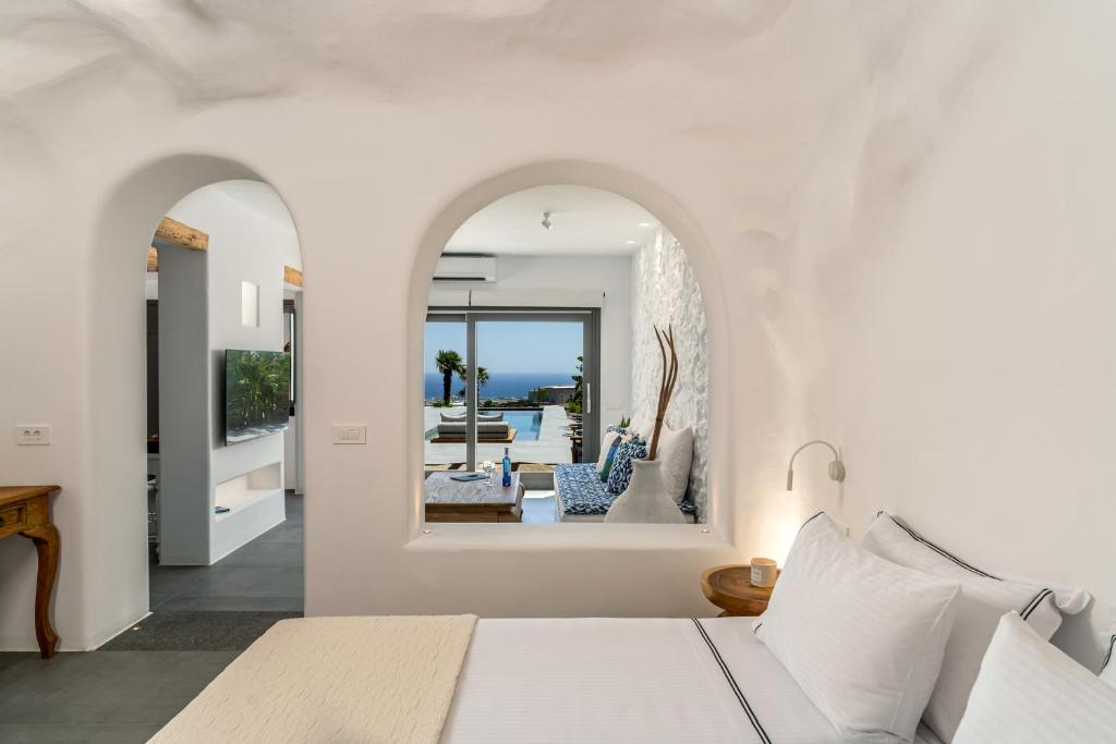 费拉Numa Santorini的一间卧室配有一张床,享有海景