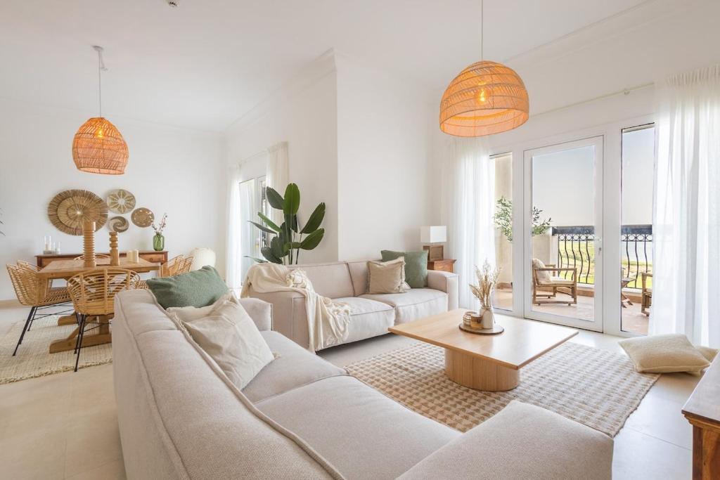 阿布扎比Voyage Ansam Three Bedroom With Ocean Views的白色的客厅配有沙发和桌子