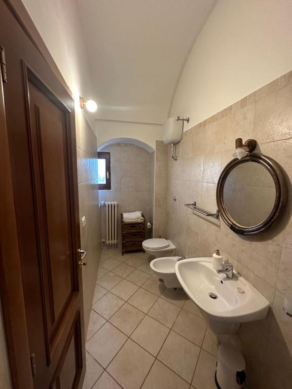 奥斯图尼Torre Marinella的浴室设有2个卫生间、水槽和镜子
