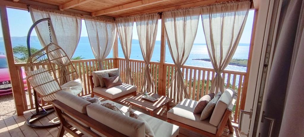 克罗诺维察Mobile home Greta的客房设有海景阳台。
