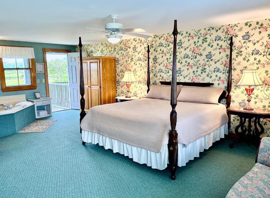 新肖雷汉姆Rose Farm Inn的一间卧室配有一张床和花卉壁纸