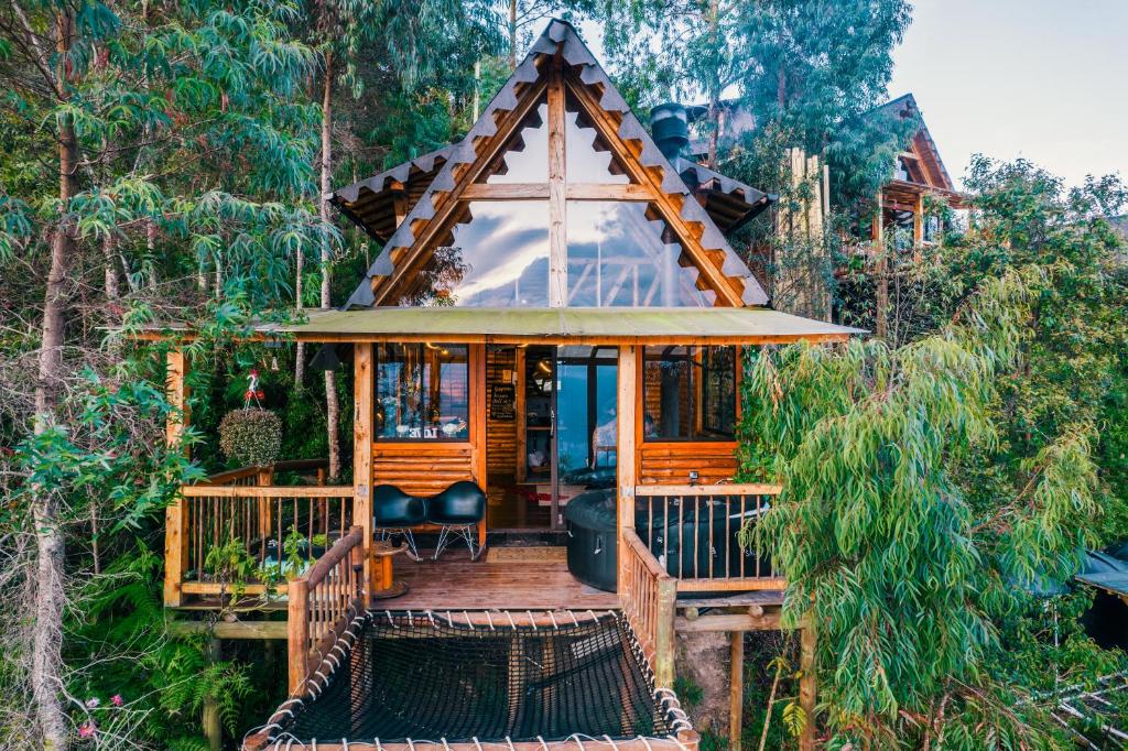圣埃伦娜Skyline Ecoliving Santa Elena的树林中的小屋,带环绕甲板