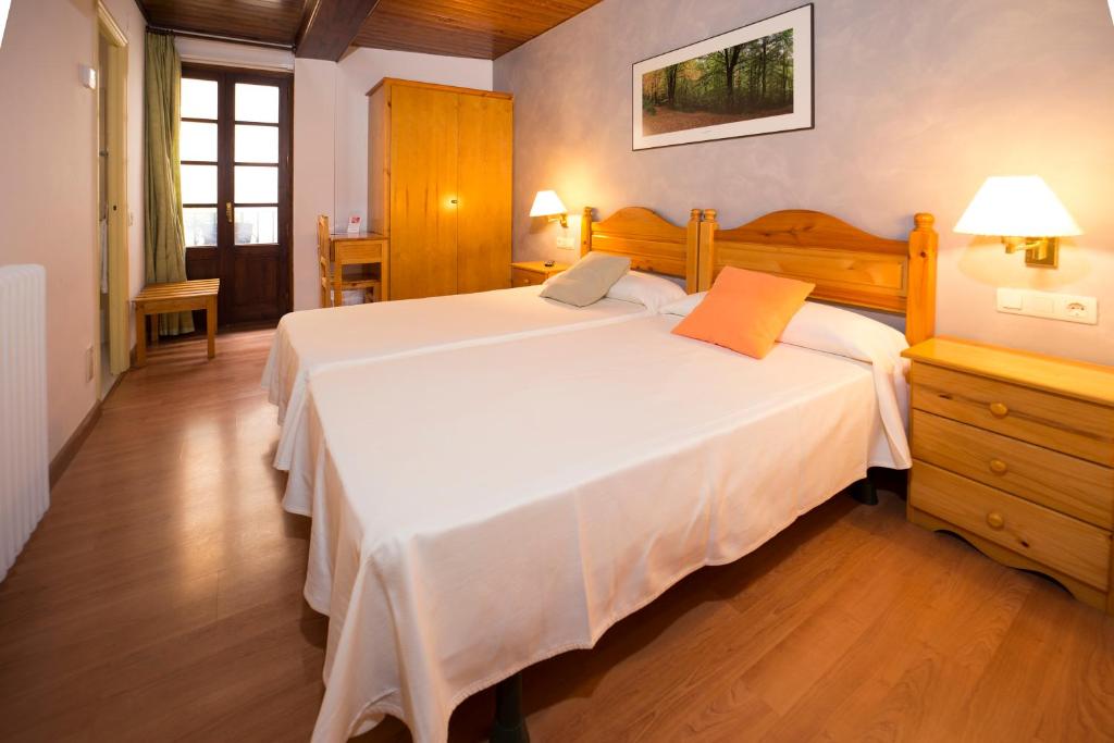 巴加卡阿马伽酒店的卧室配有一张白色大床