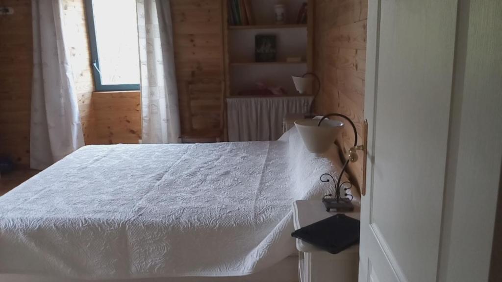 若西耶Ferme Racine的卧室配有白色的床和窗户。