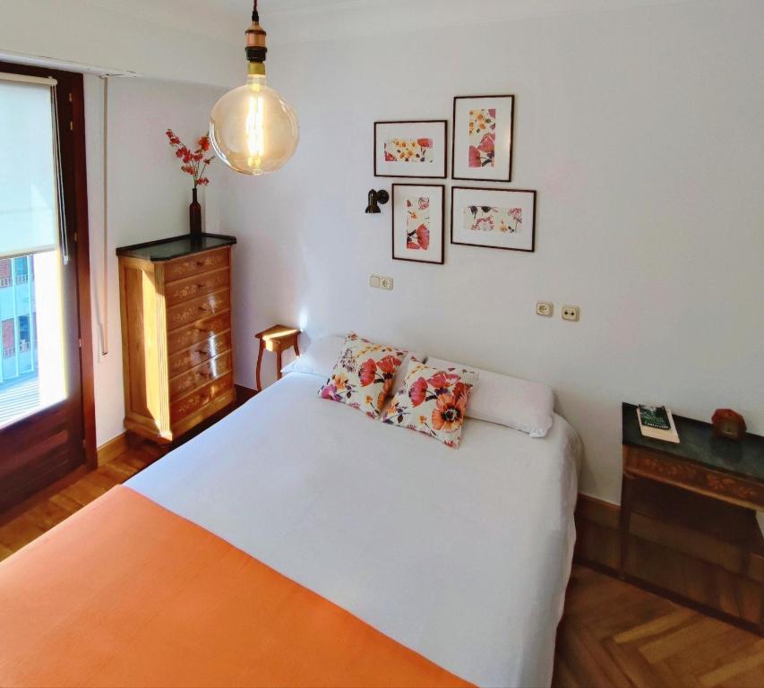 圣塞瓦斯蒂安Spacious Confortable near Beach Pintxos Area的卧室配有白色的床和两个枕头