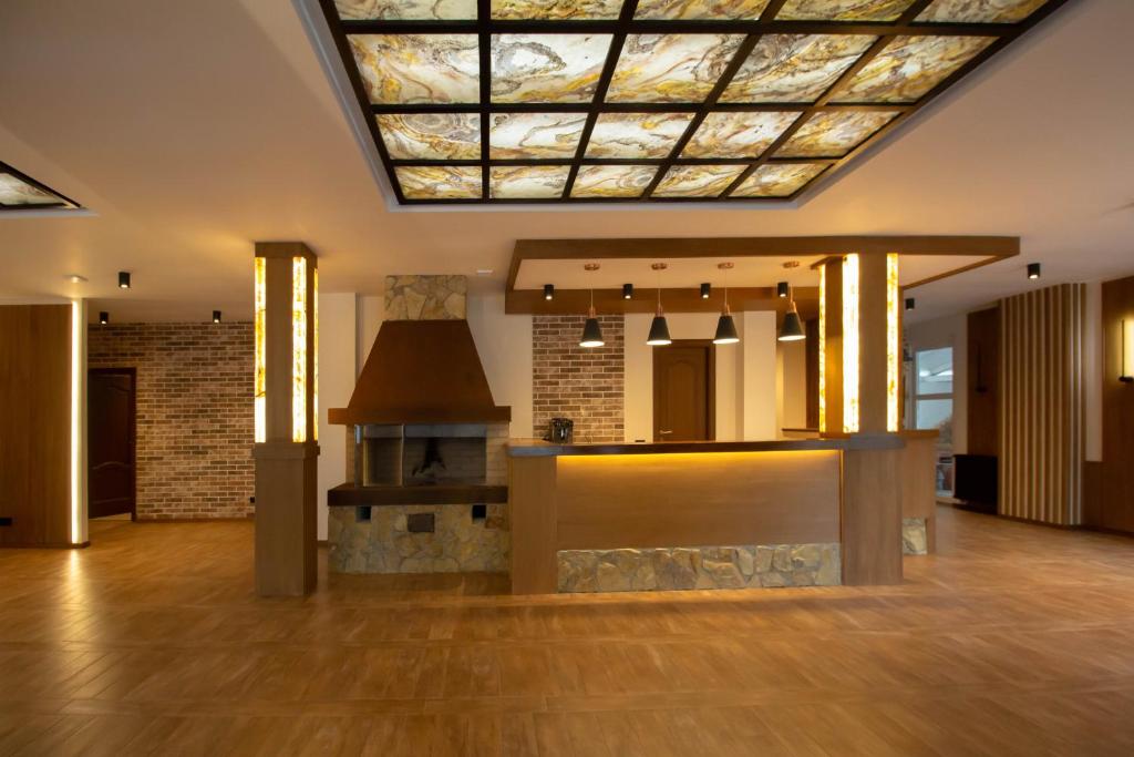 坎普朗莫道尼斯Berghaus Bucovina的大型客房设有壁炉和天窗。