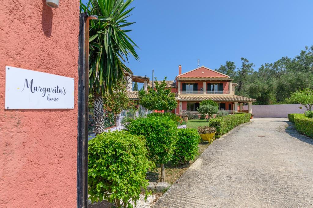 Ágios ProkópiosMargaritas House Agios Prokopios Corfu的房屋的一侧有标志