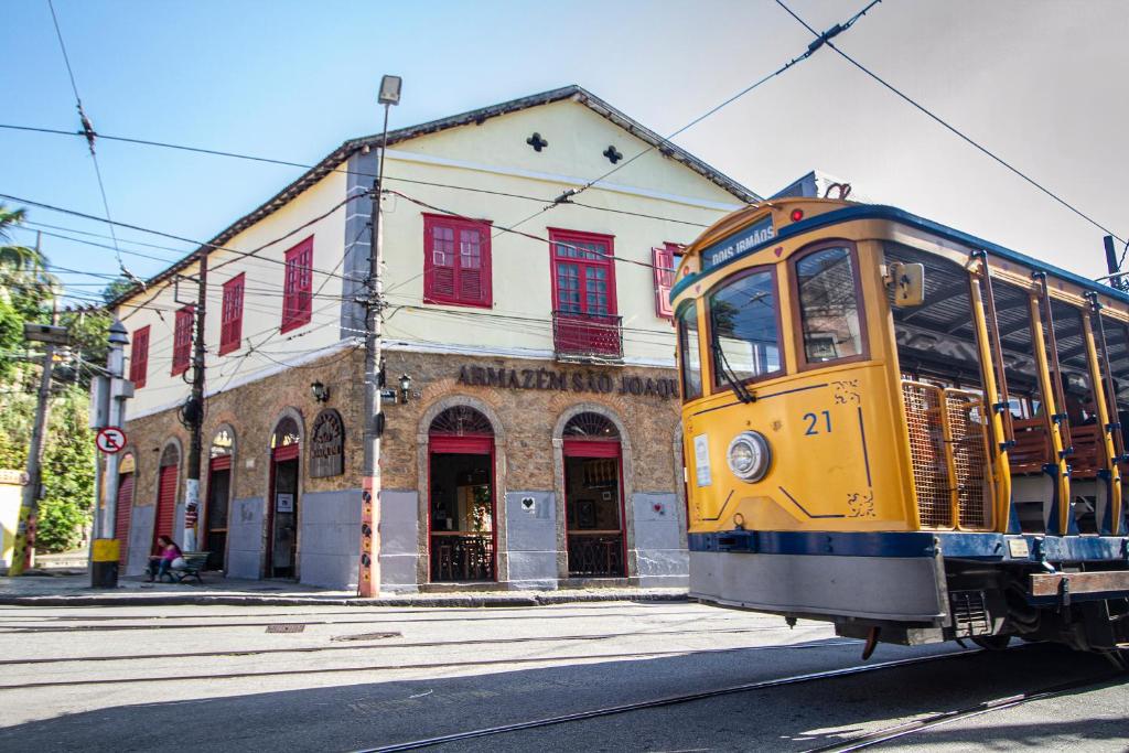 里约热内卢Lobie Armazém São Joaquim的大楼前的一条街道上的黄色电车