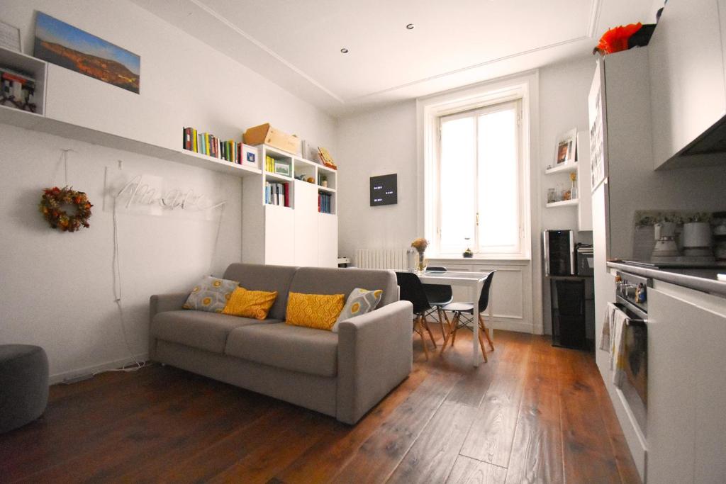 米兰Corte del 6 - Cozy Modern Flat的客厅配有沙发和桌子