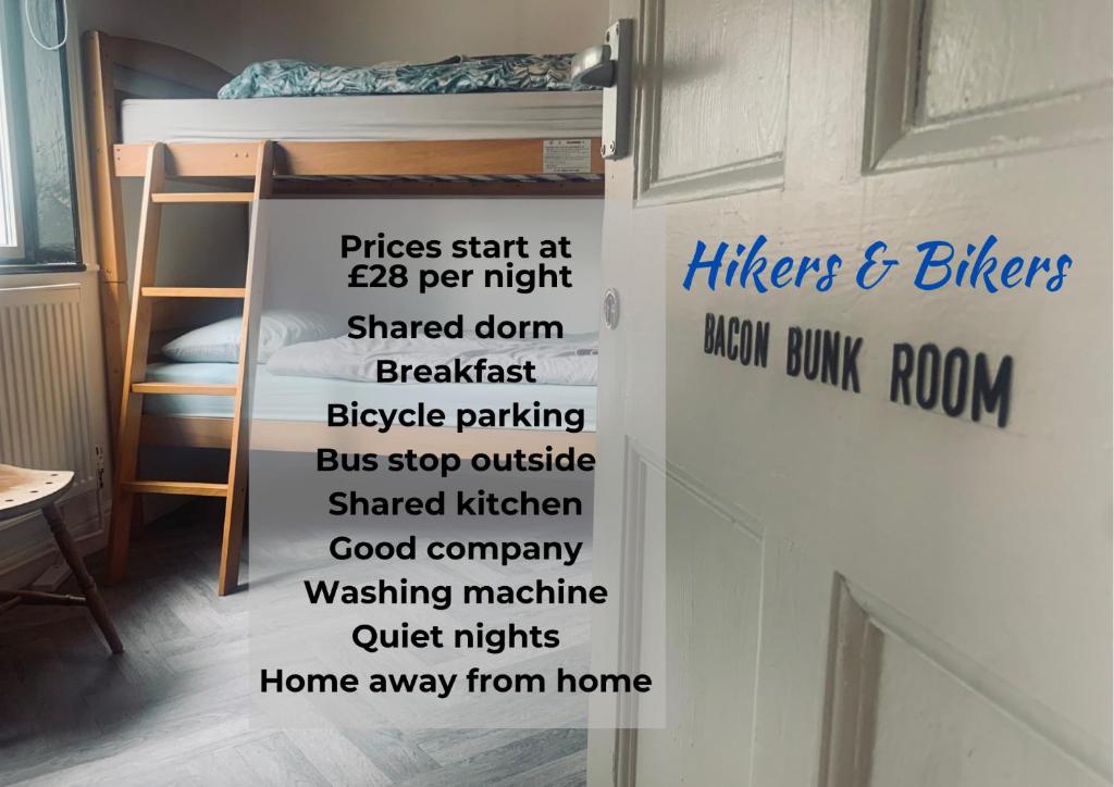 伊普斯威奇Hikers & Bikers Refuge的卧室配有一张床,门上设有标志