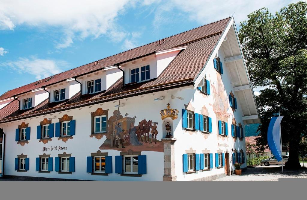 普夫龙滕阿尔盆克罗恩酒店的一面有壁画的建筑