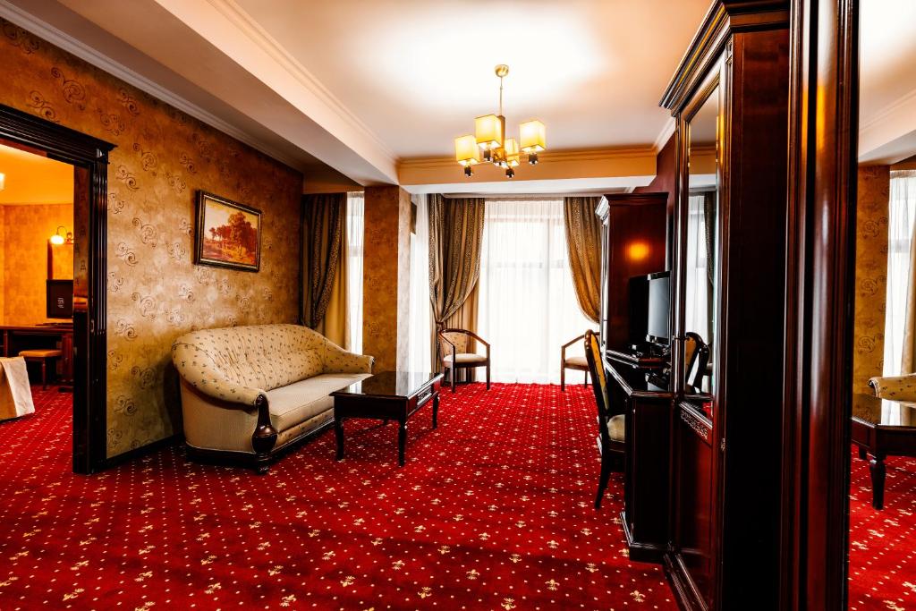 基希讷乌President Resort Hotel的酒店客房,配有床铺和红地毯
