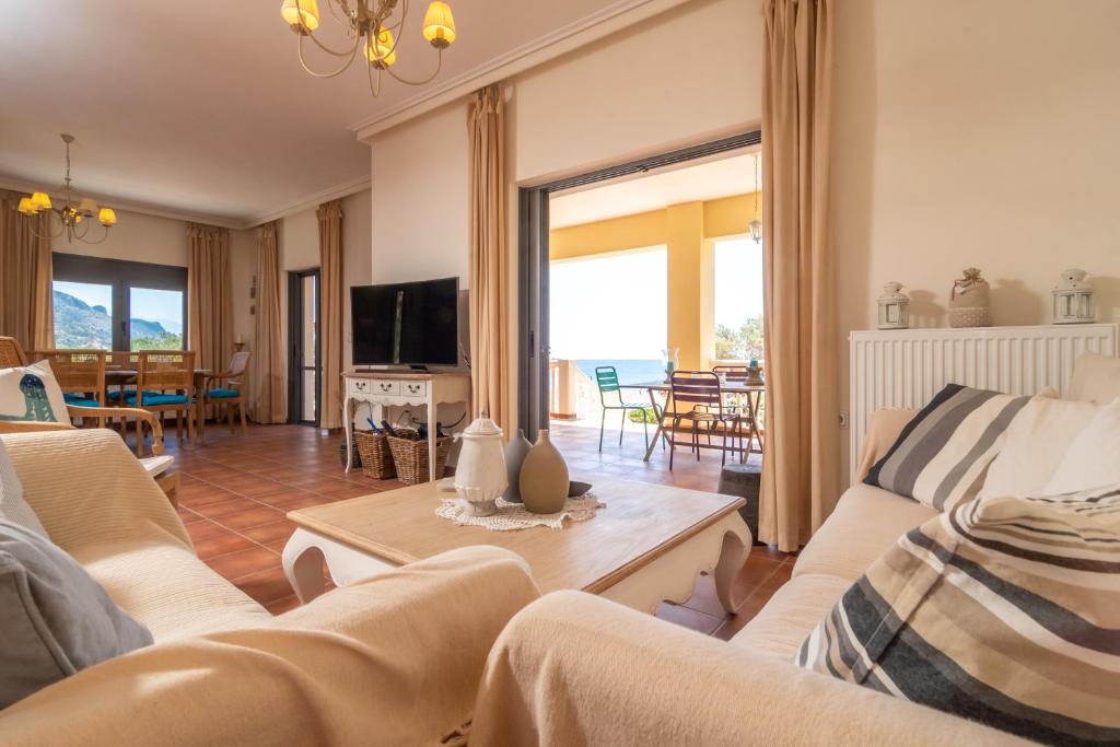 YialósMarika Seaside Villa的客厅配有沙发和桌子