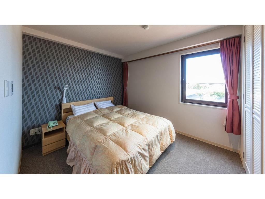 白山市Matto Terminal Hotel - Vacation STAY 98884v的一间卧室设有一张大床和一个窗户。