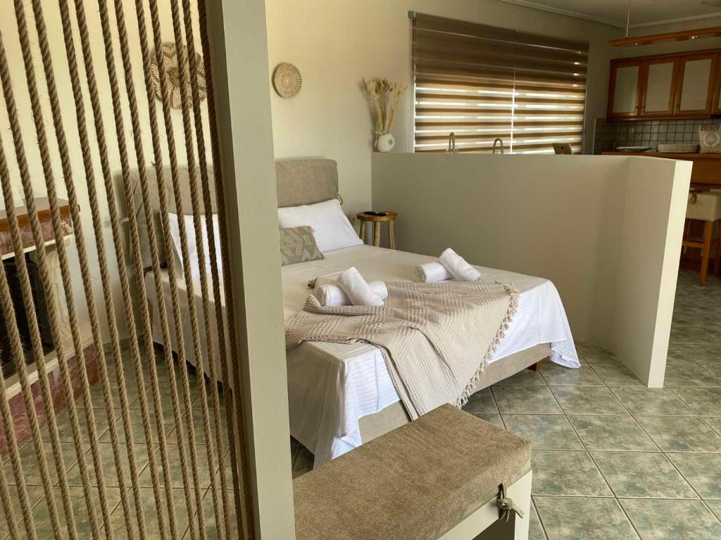 卡利斯托斯Penthouse360view的一间卧室配有带白色床单和枕头的床。