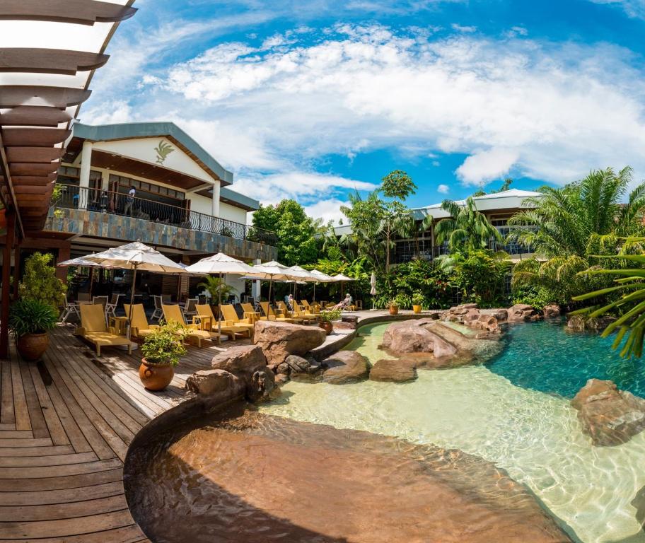 帕拉马里博杰卡纳亚马逊疗养度假酒店的一个带桌椅的度假村游泳池