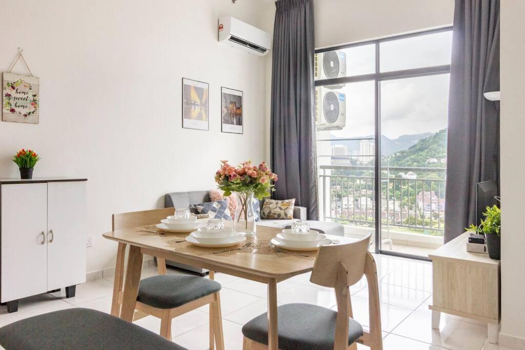 峇六拜Very fancy strategic suites的一间带桌椅和窗户的用餐室