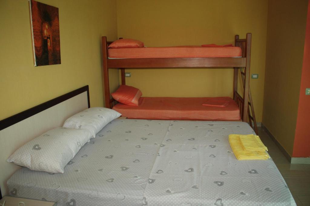维利波吉Hotel PRINC的一间卧室配有两张双层床。