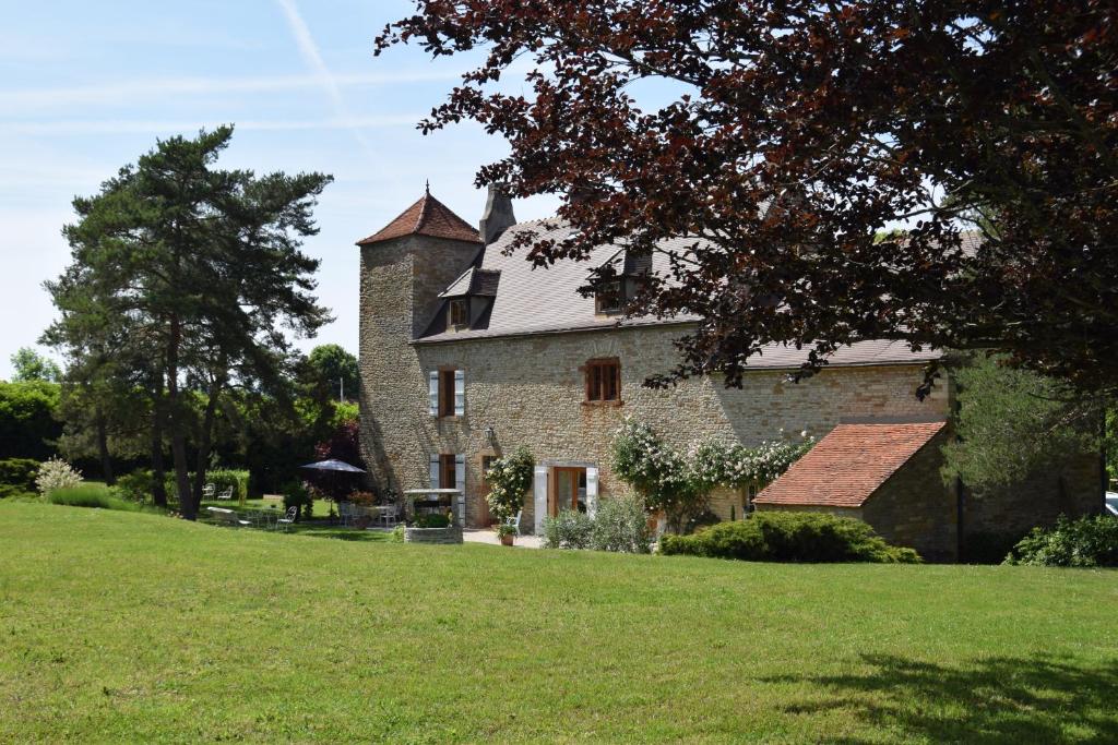 Bresse-sur-GrosneLa Rochelière的绿色草坪上的大型石屋