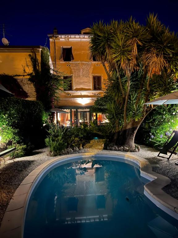彼得拉桑塔维多米尼公寓住宿加早餐旅馆的夜晚在房子前面的游泳池