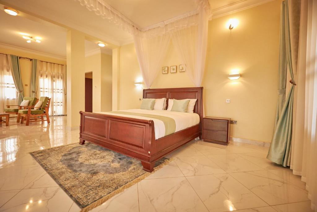 坎帕拉The Forest House - Kawuku-Bunga的一间卧室设有一张床和一间客厅。