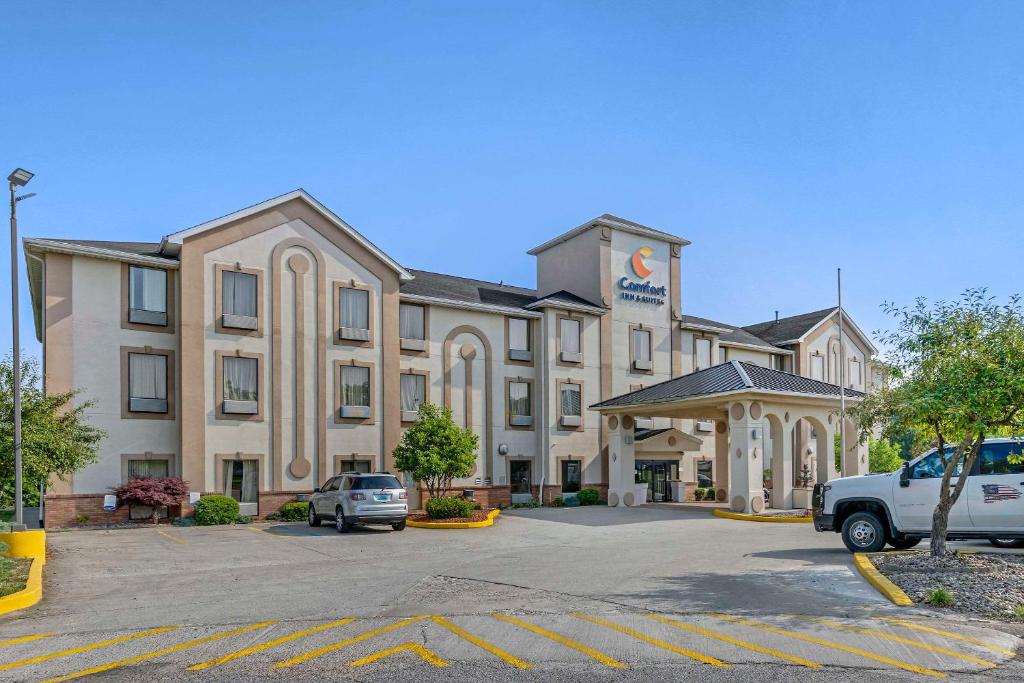La Grange拉格兰奇康福特茵酒店的停车场内有停车位的大型建筑