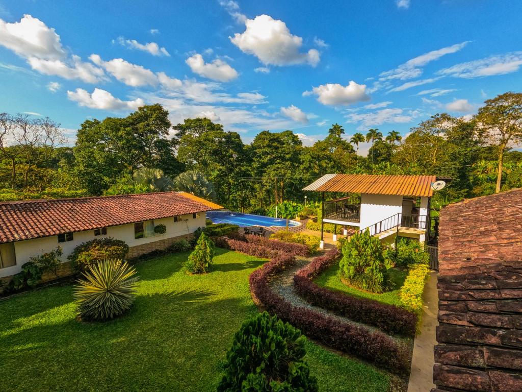 金巴亚Hotel Campestre Nogal de Cafetal的享有花园房屋的空中景致