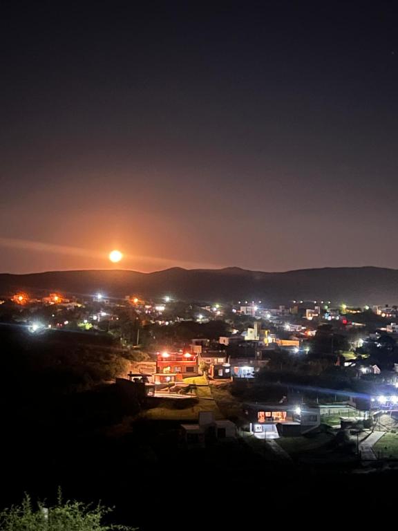 维拉卡洛斯帕兹Duplex en plena montaña的夜空月亮的城市