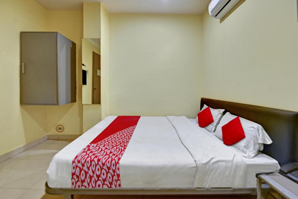 兰奇OYO Flagship 81479 Hotel The Stay Within的一间卧室配有一张带红色枕头的大床